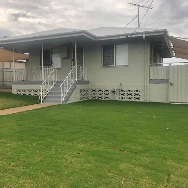 Mt Isa - Emerald Gem 3 Bedroom home QUIET AREA, hotel in Mount Isa