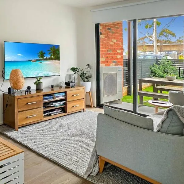Private Room & Ensuite, in hosted Modern 2 bedroom Apartment- full use of all facilities, hotel in Geelong