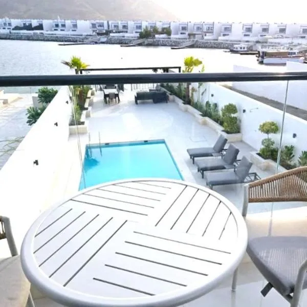 The View Luxury Villa with marina access, free ka yak and private pool - Al Dana Island Fujairah, hotel v destinaci Fudžajra