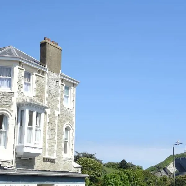 Gull Rock, close to Tunnels Beach & Harbour with Parking, hotel v destinaci Ilfracombe