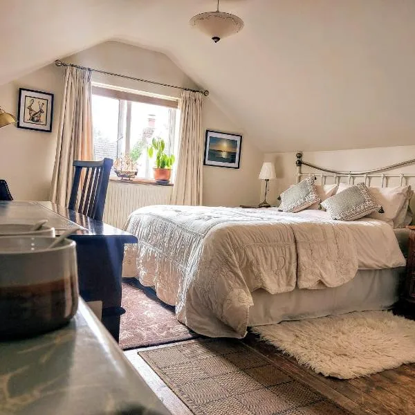 West Wing at The Swallows - Kingsize Ensuite Bedroom and Private Garden, hotel em Swansea