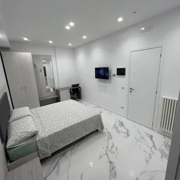 Alba White, hotel u Rimu