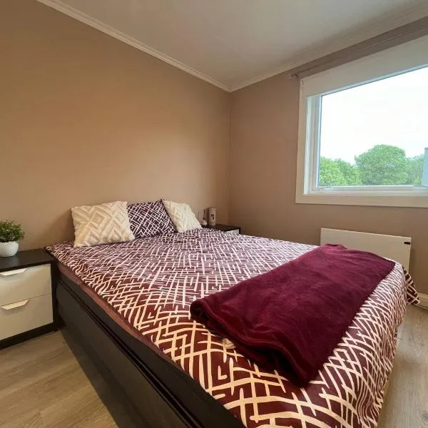 Sunny gateaway Room in Lerstad, Suitable for two guests, hotel v destinaci Ålesund