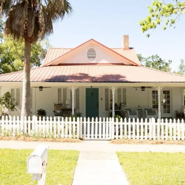 Historic Suite Steps from the Bay, hótel í Fairhope