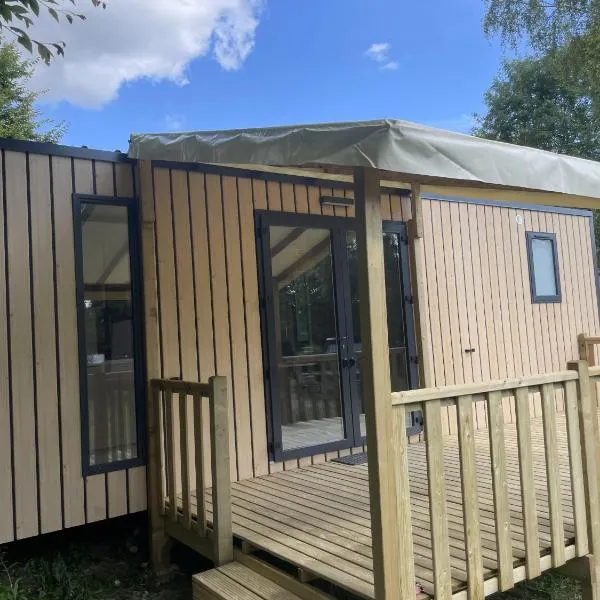 Camping Le Mont César, hotel v destinaci Gouvieux