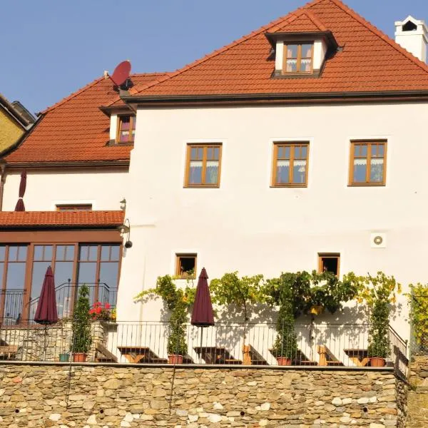 Gästehaus Turm Wachau, hotel v destinaci Weissenkirchen in der Wachau