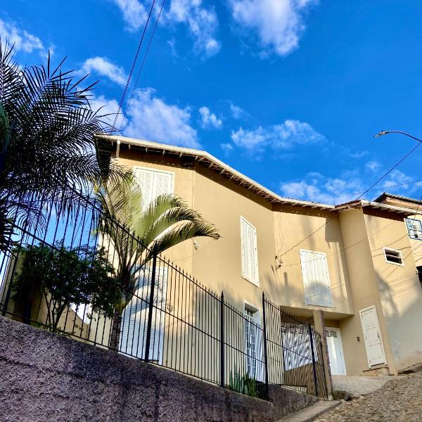 Casa arejada e iluminada, cozinha completa
