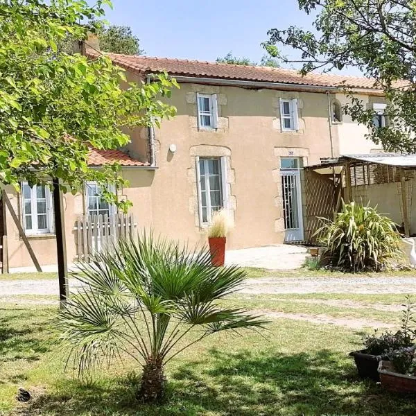 LE PUY DU FOU A 5 KM GITE 4 PERSONNES, hotel a Chambretaud