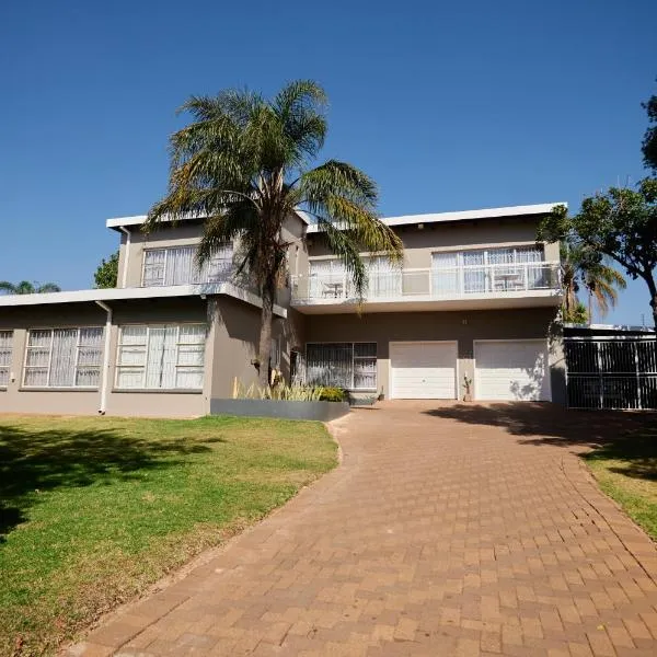 Sunny villa with pool and garden, hotel in Pretoria