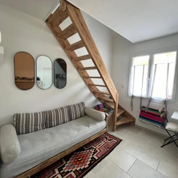 Gipsy Chic Duplex on the beach, hotel v destinaci Carolles