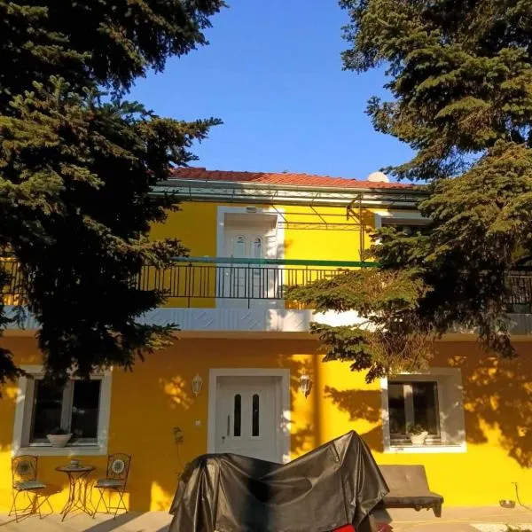 Yellow House, hotel v destinaci Eleftheroúpolis