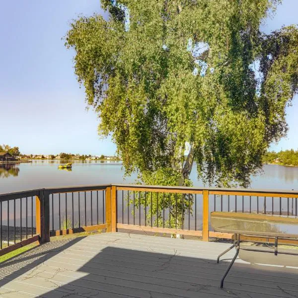 Lakefront Fairbanks Home w/ Private Beach!, Hotel in Fairbanks