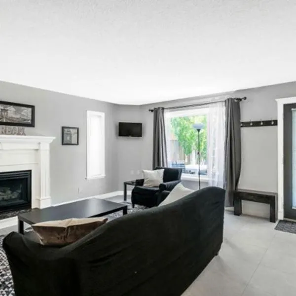 Casa Pura Vida Hot Tub, Pool & Ping Pong Tables w Backyard & BBQ Come stay, hotel in Calgary