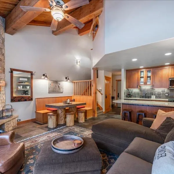 Cozy Northstar Village Condo Walk to Lifts 2 Full BA Excellent Location, hotel in Truckee
