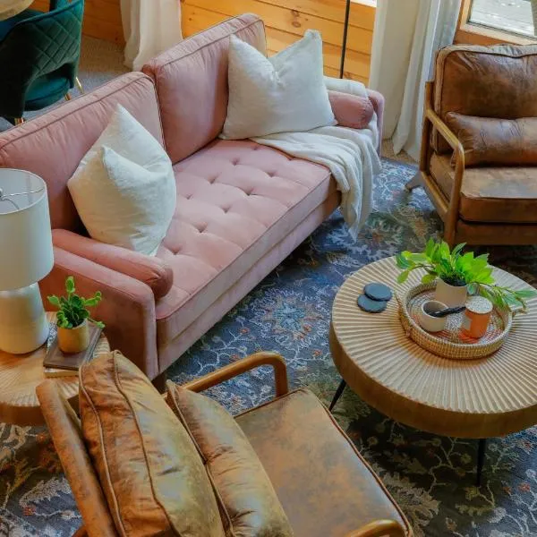 Private Dog-friendly Fall Foliage Paradise, hotel di Hedgesville