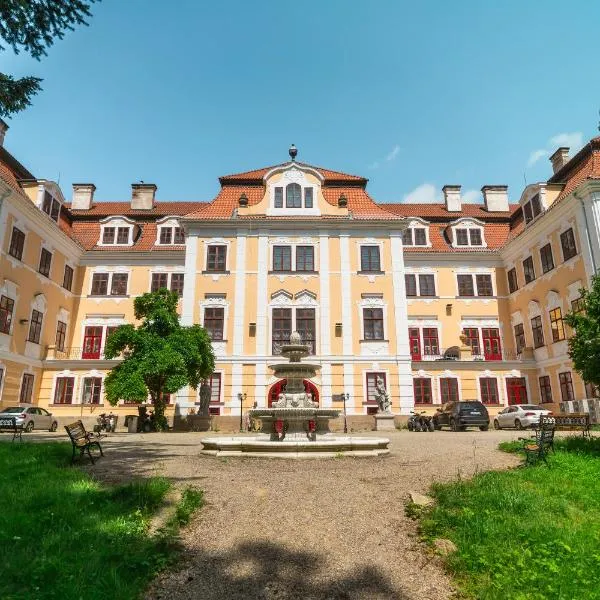 Zámek d'Este, hotel v Chlumu u Třeboně