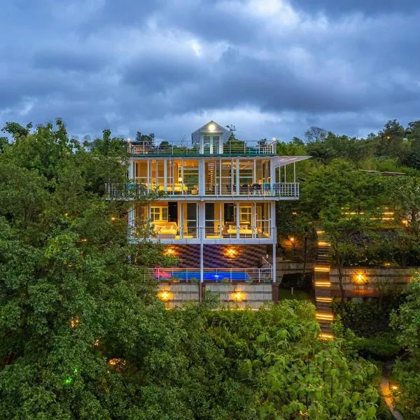 The Glasscape by StayVista - Hillside getaway with Pool and Indoor games, hotel v destinaci Nášik