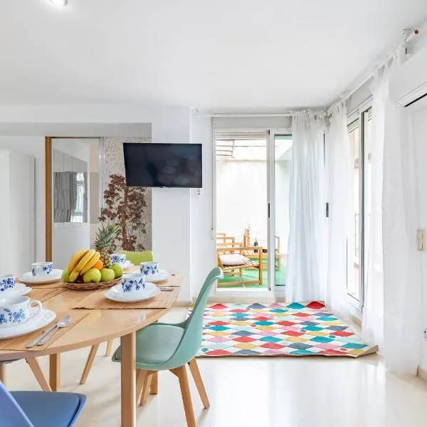 Penthouse Duplex in a 4 floors spanish house -8 min to center by Metro: Valensiya'da bir otel