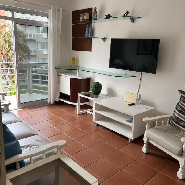 Apartamento incrível em Cabo Frio com localização privilegiada ao lado da praia do forte!