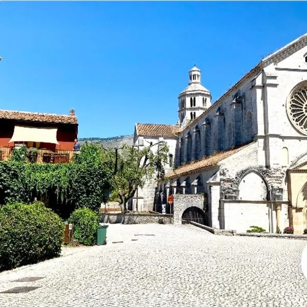 Casette rosse nel borgo medievale di Fossanova, hotell i Latina