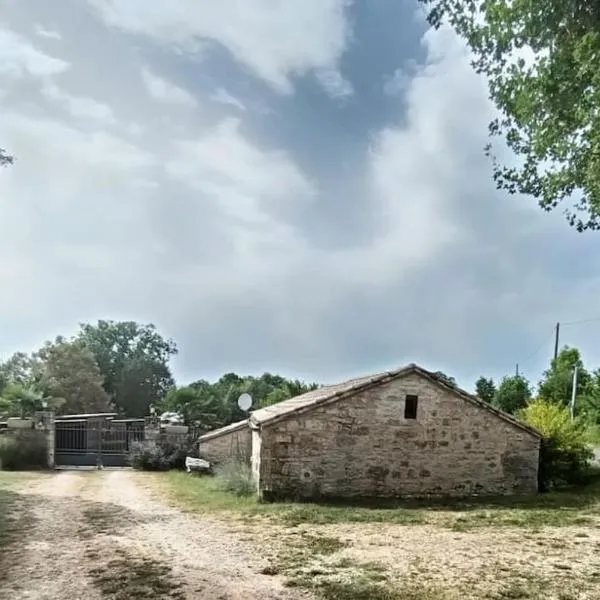 Maison sur le causse du Quercy Lot 46, hotel v destinaci Cremps