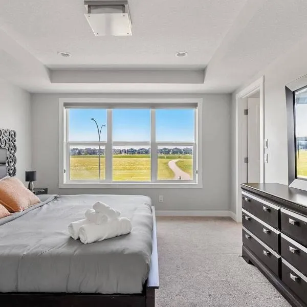 Large House Near Calgary Airport with Central AC, Double Car Garage Parking, Free Banff Access, Netflix, Sleeps 8, hotel v destinaci Calgary