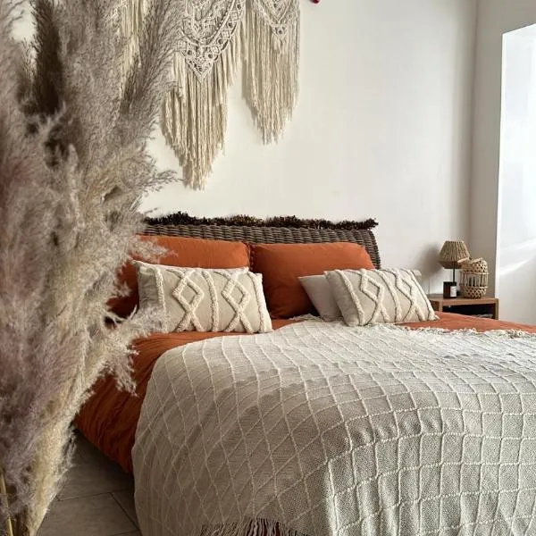 Gîte de Maziès Aveyron – hotel w mieście Broquiès