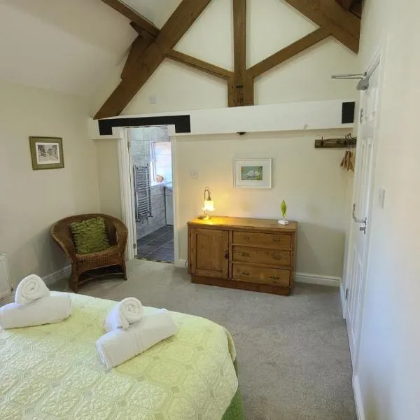 The Lodge a beautiful barn conversion with 3 ensuite bedrooms on the edge of Cannock Chase, hotel in Hednesford