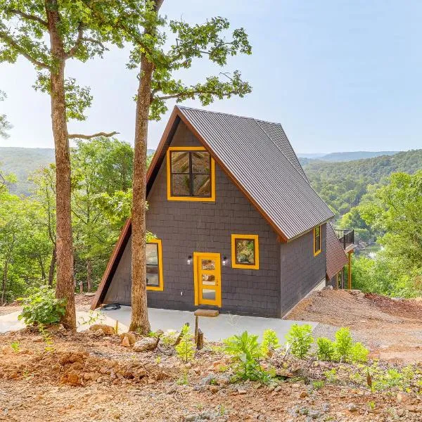 A-Frame Hardy Cabin with Spring River Views!, hótel í Hardy