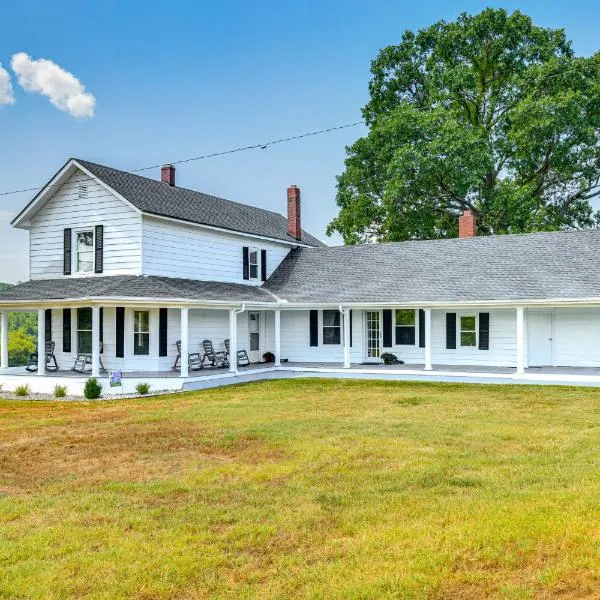르누아르에 위치한 호텔 Peaceful Lenoir Home w/ Valley & Mountain Views!