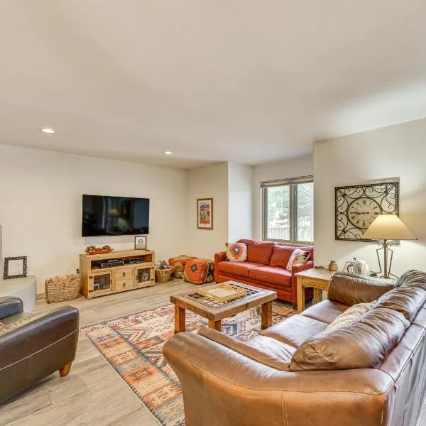 Half Mi to Angel Fire Resort: Townhome w/ Grill!, hotel in Angel Fire