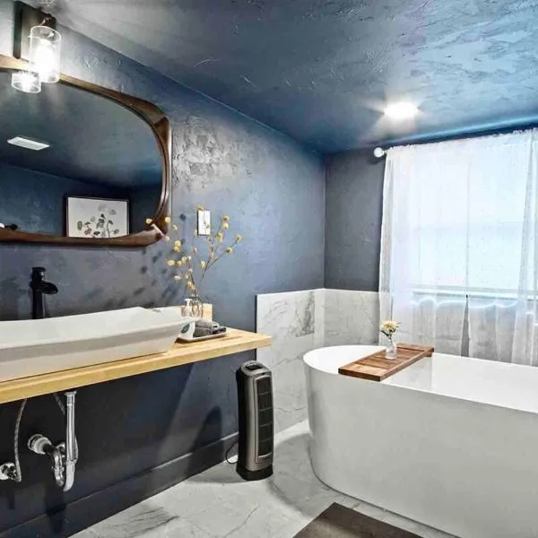 Uptown Studio Soaking Tub & Private Yard #04, hotel in Oklahoma City