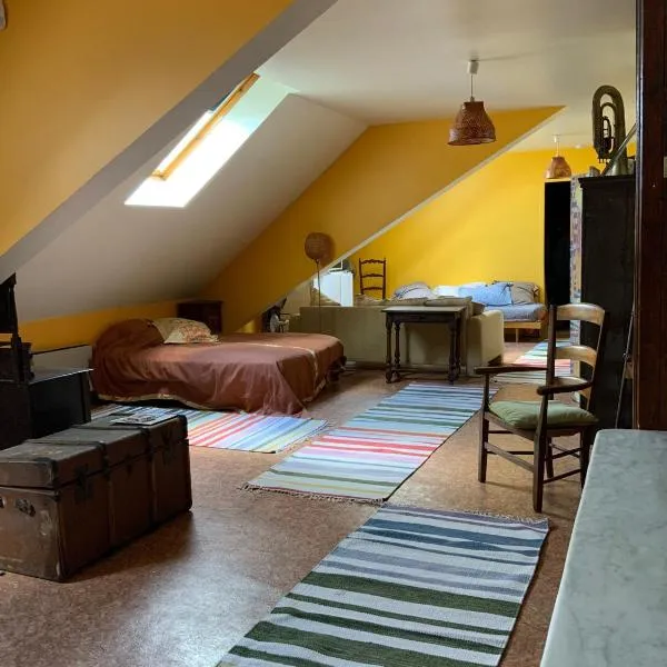 STUDIO 63M2 3EME ETAGE OU CHAMBRE DANS APPARTEMENT 2EME ETAGE pour SEJOURS A MOULINS, hotel in Moulins