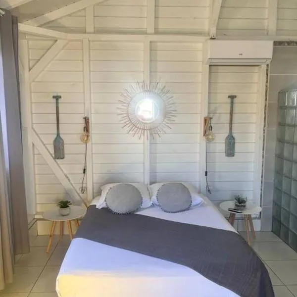 Petit bungalow Chez Angelo, hotel v destinaci Terre-de-Haut