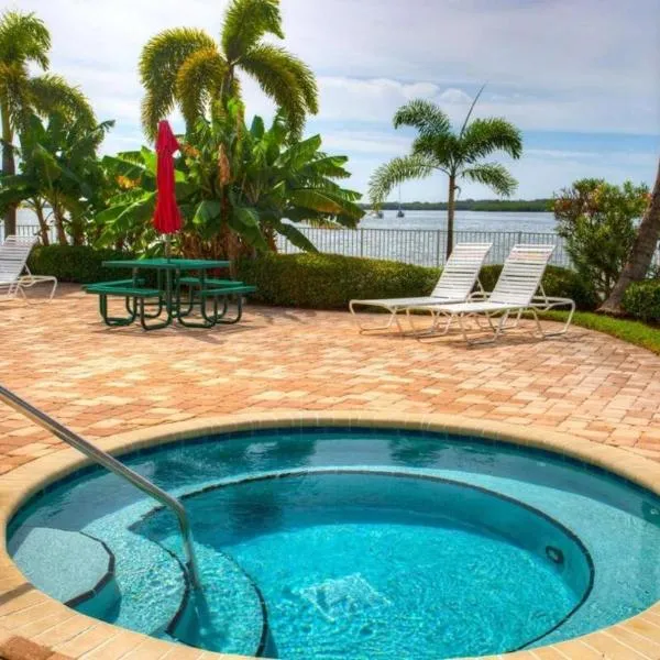 Bayview Oceanside Condo with Pool and Private Balcony, hotel in St. Petersburg