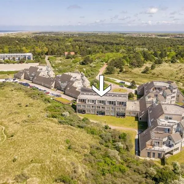 Toplocatie! Strand 300 meter en prachtig uitzicht op de duinen, no additional costs, Hotel in Nes