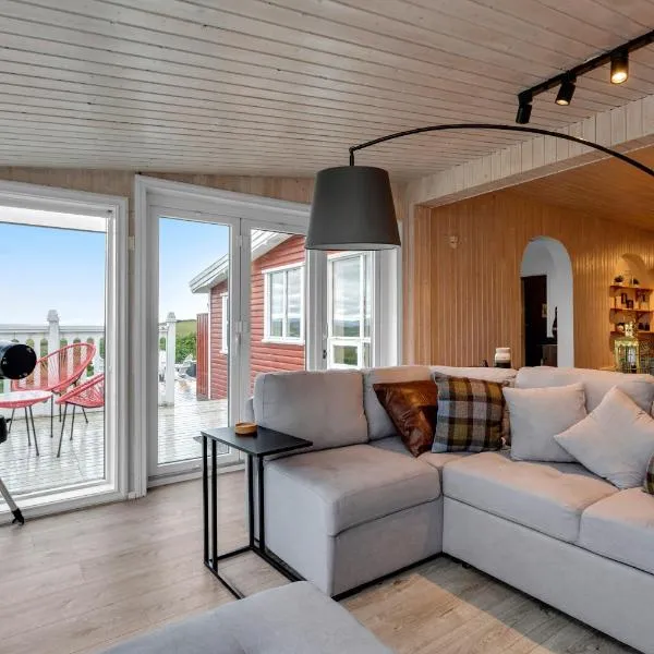 3BR Spacious Cottage with Geothermal HotTub & Stunning View, hôtel à Laugaras