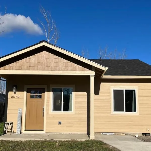 Charming 2BR Cottage Near Freeway-Cul-de-sac, hotel em Medford