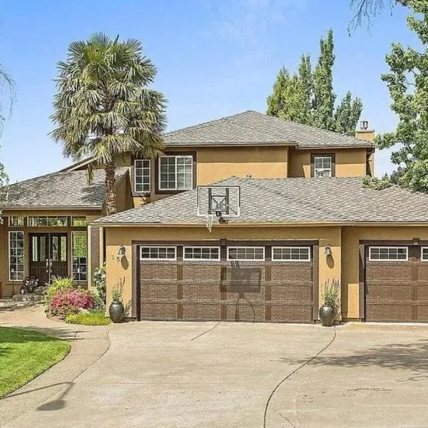 Fantastic Bright 4 Bedroom- Deck - Fireplaces, hotel in Medford