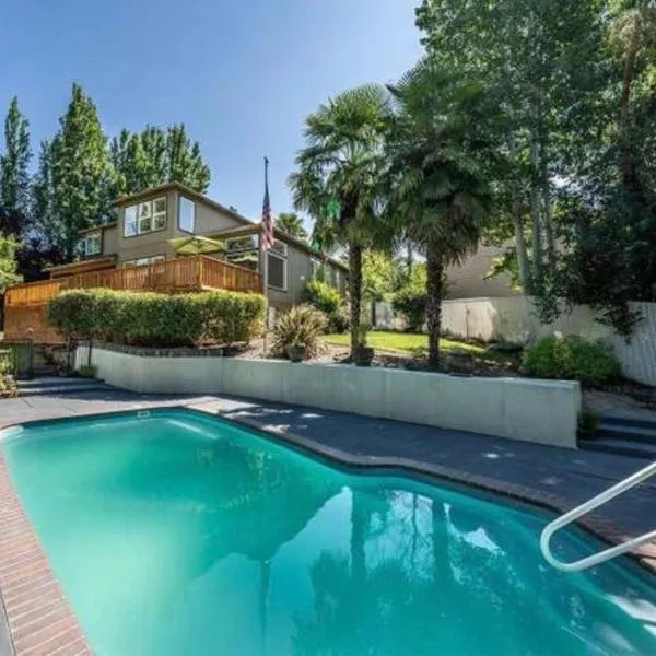 Fantastic Bright 4 Bedroom- Deck - Fireplaces, hotel in Medford