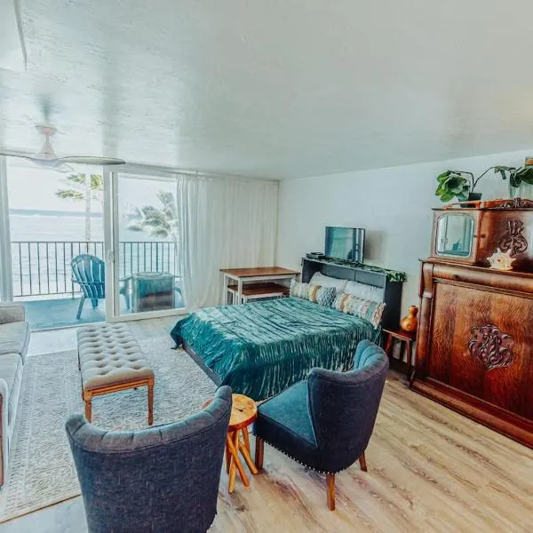 Luxury Beachfront Condo, hotel a Hauula