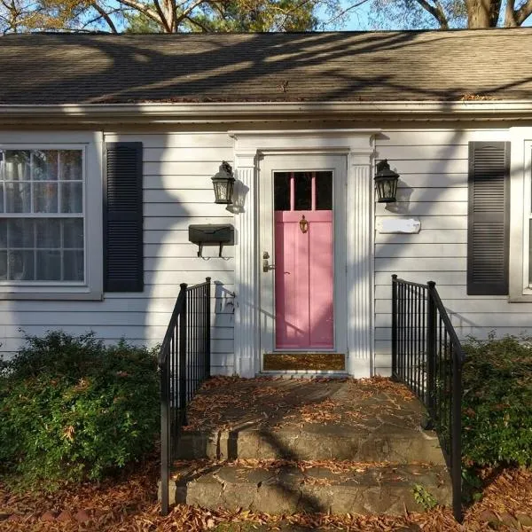 Charming Classic Cottage 2Br, Hotel in Durham