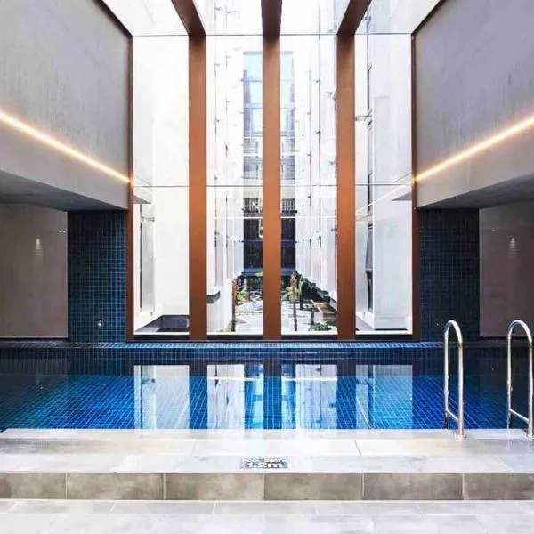 Midnight Luxe 2BR 2Bath 2Car 528 in the heart of Braddon Pool Sauna Gym Secure Parking Wifi Wine, khách sạn ở Canberra