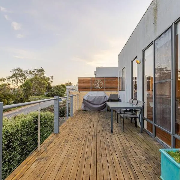 Two Story, Torquay Holiday Home with Large Balcony, hotel in Torquay