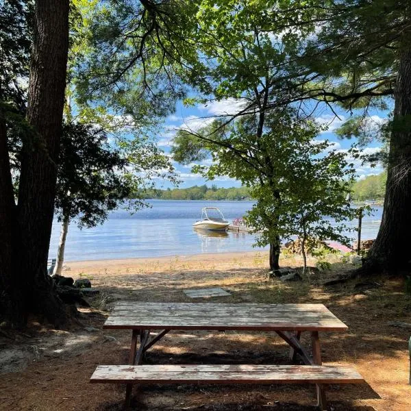Muskoka Sandy Beach Cottage, hotel v destinaci Bala