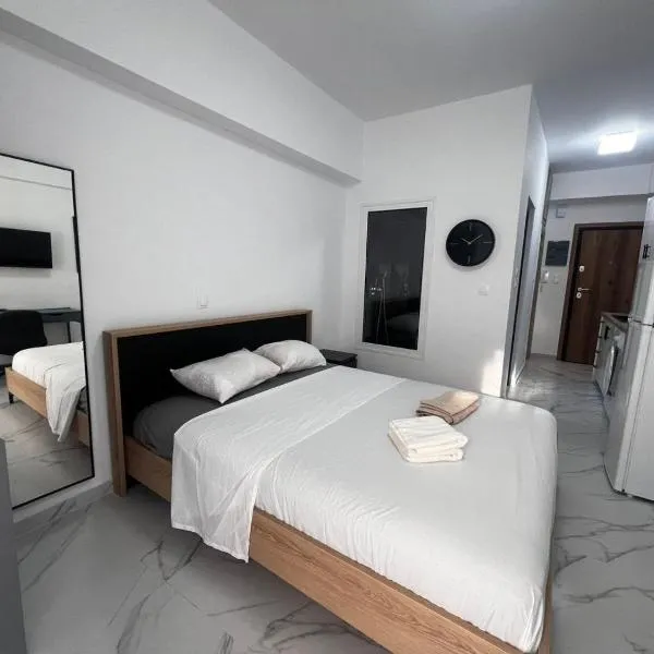 Couples Cozy Seaside Studio, hotel in Loutraki