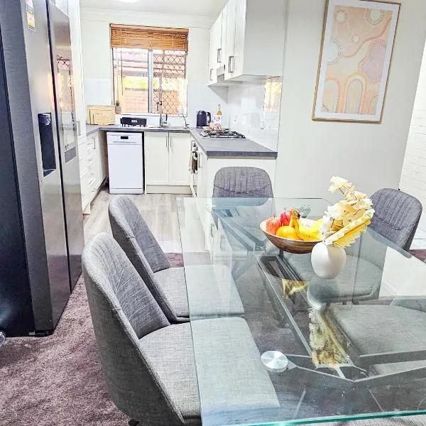 Queen of the Desert Villa Secure & Gated 2 Bedrooms, hotel in Alice Springs