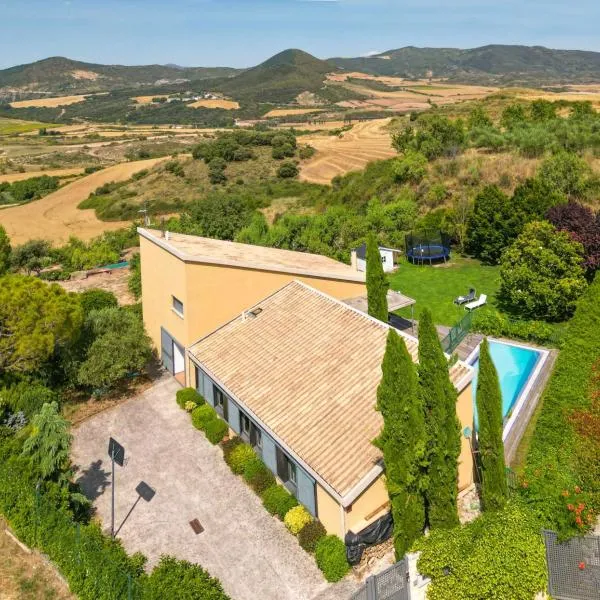 Casa Gazaga, amplia casa con piscina y jardín para toda la familia, hotel in Lácar