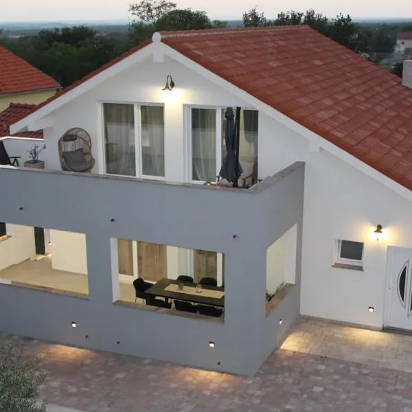 Vila Jela Poličnik, hotel i Poličnik
