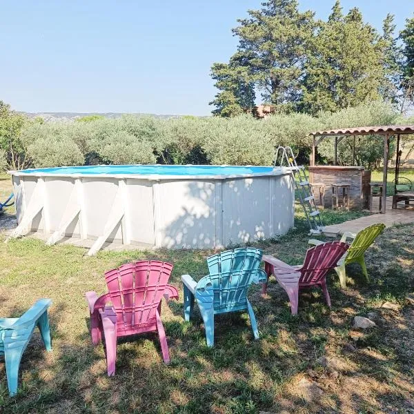 Véritable maison de campagne nouvellement rénovée au pied du Lubéron, hotel in Cheval-Blanc
